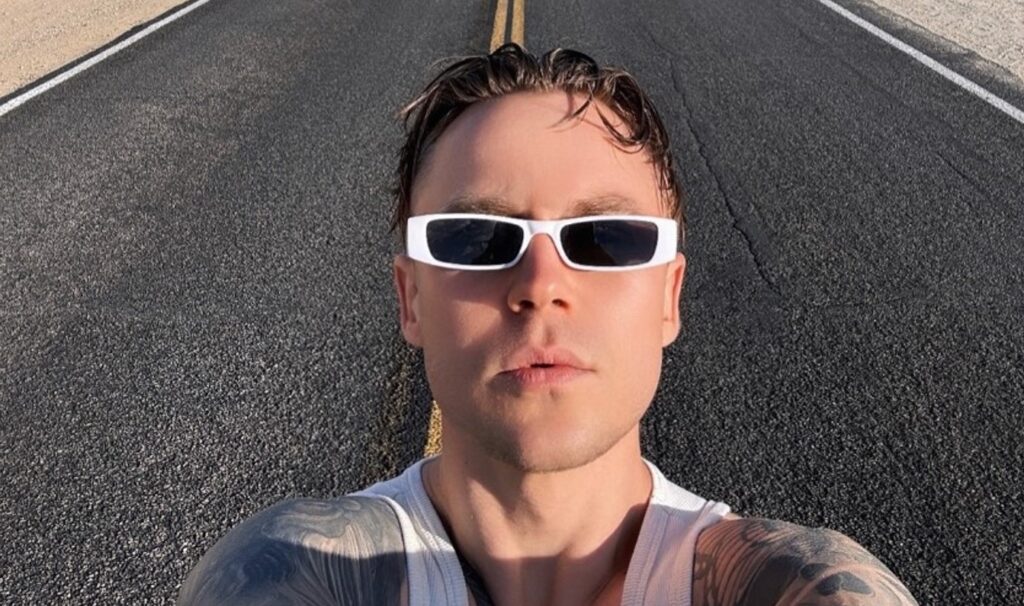 Співак Артем Пивоваров показав загублену на його концерті щелепу