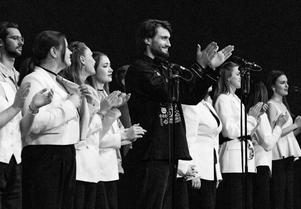 “Вони привозять клаптик дому”: волонтерка розповіла, що несуть у світ хор “Гомін” з Вадимом Яценком