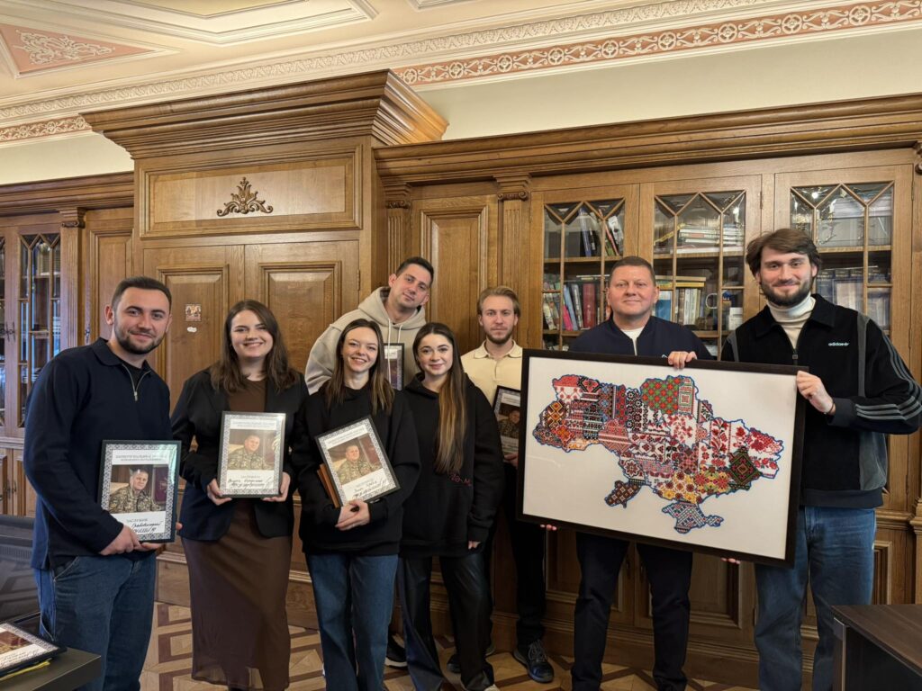 Вадим Яценко з хором “Гомін” завітали до Залужного — зробили особливий подарунок