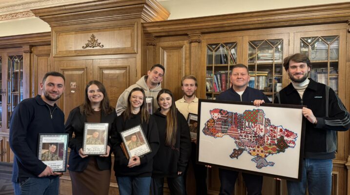 Вадим Яценко з хором "Гомін" завітали до Залужного — зробили особливий подарунок