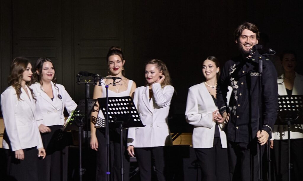 “І Вадим Яценко зауважив, що ми наче в Україні…” У Парижі на концерті хору “Гомін” зникло світло