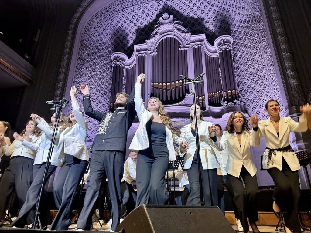 “Енергія вирувала так, що в залі вибило електрику”: хор “Гомін” приголомшливо виступив у Парижі