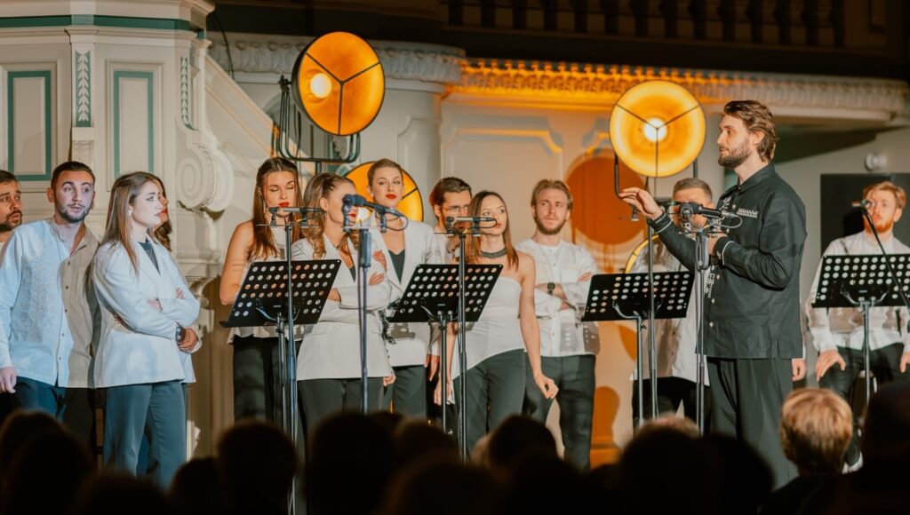 Це — вау! Вадим Яценко з хором “Гомін” стали музейним експонатом — виконали легендарний твір