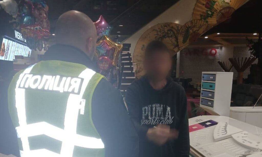 У Києві чоловік влаштував вибух у ТРЦ