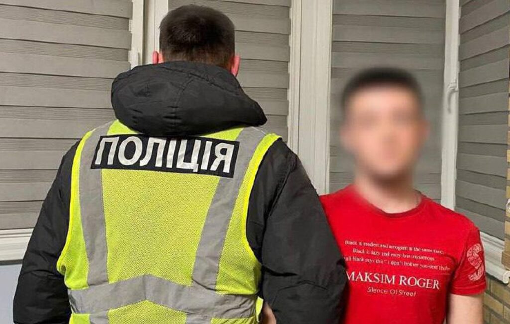 Поліція затримала в Києві молодика, який виконував російські пісні у формі поліцейського