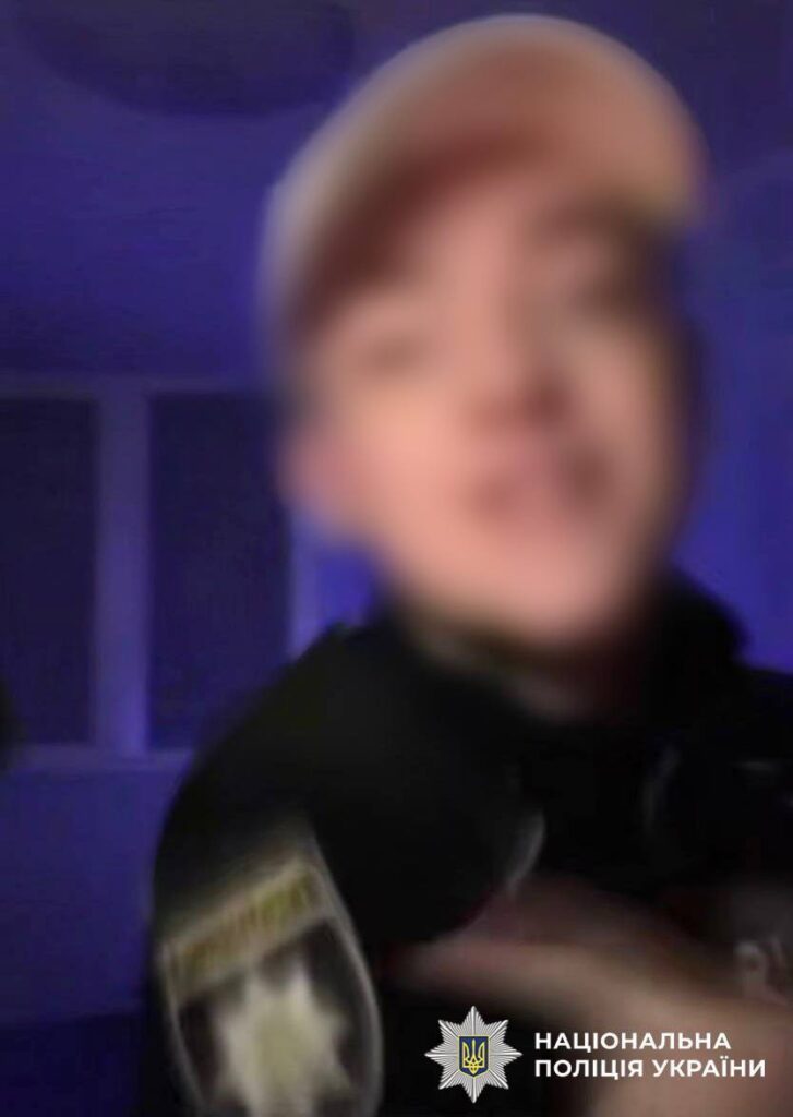 Поліція затримала в Києві молодика, який виконував російські пісні у формі поліцейського