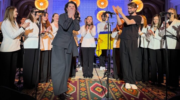 Зоряна Кушплер та хор "Гомін"