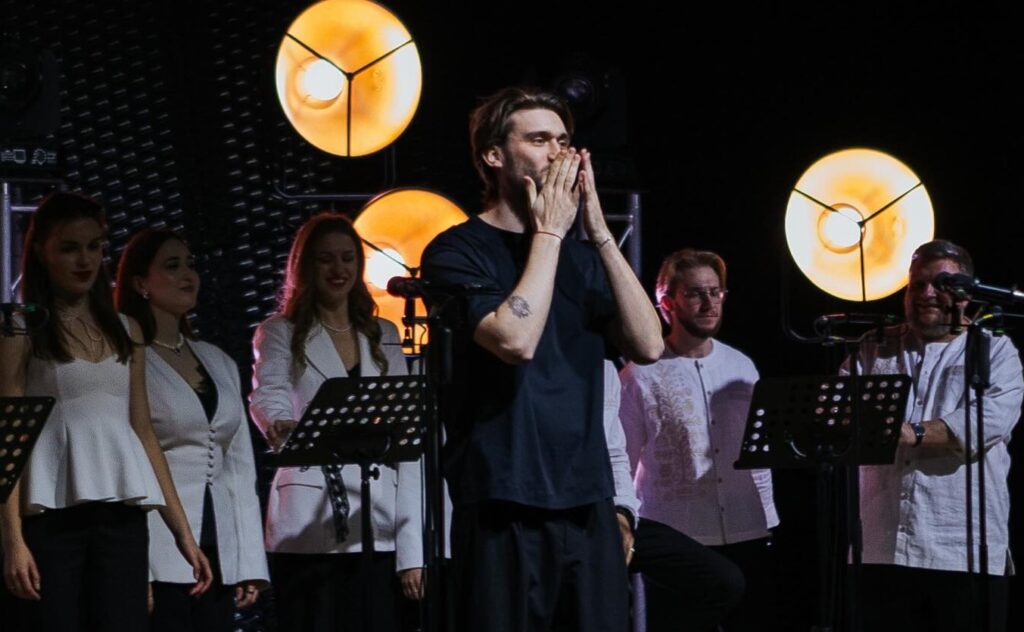 “Вони космічно круті”. В Ужгороді побачили в артистів хору “Гомін” потужну зброю