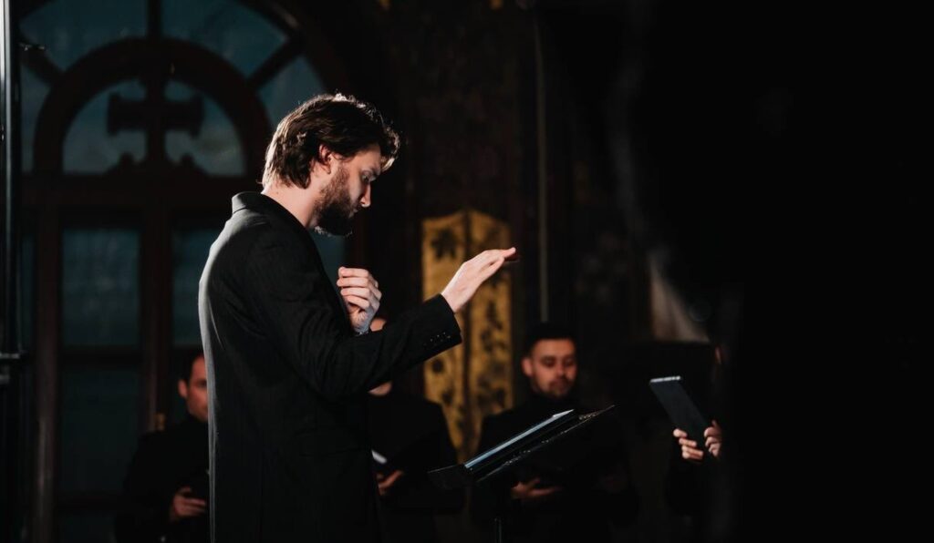 “Хто Ви, когось судити?” Телеведучий Суханов відповів критикам щодо виступу хору “Гомін” у Лаврі