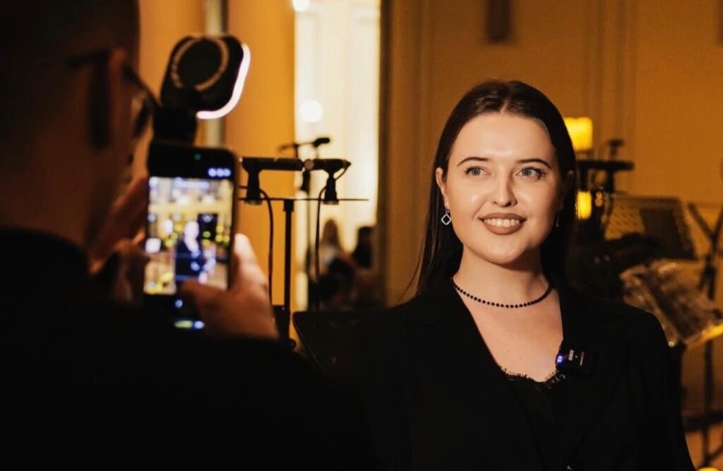 Частиною команди стала у 2024 році. У хорі “Гомін” розкрили подробиці біографії артистки Марічки Якимів