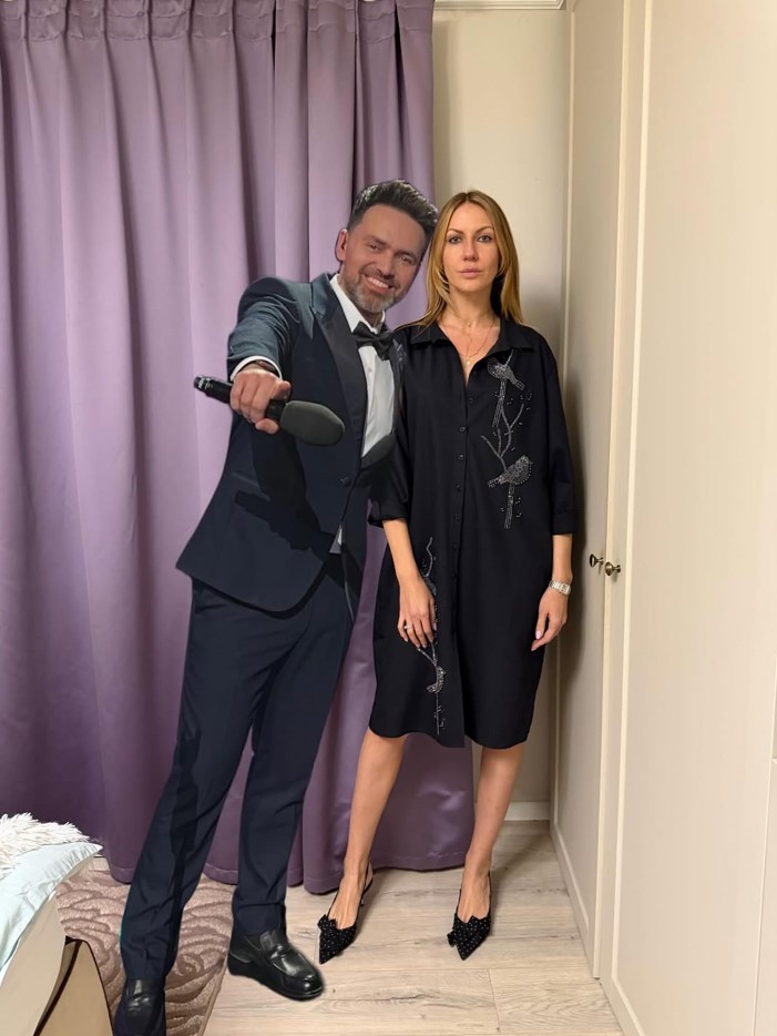 Леся Нікітюк прифотошопила Тімура Мірошниченка до своїх фото, де приміряла мамині плаття