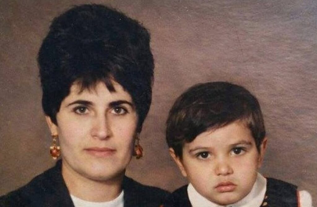 Ахтем Сеітаблаєв з матір'ю