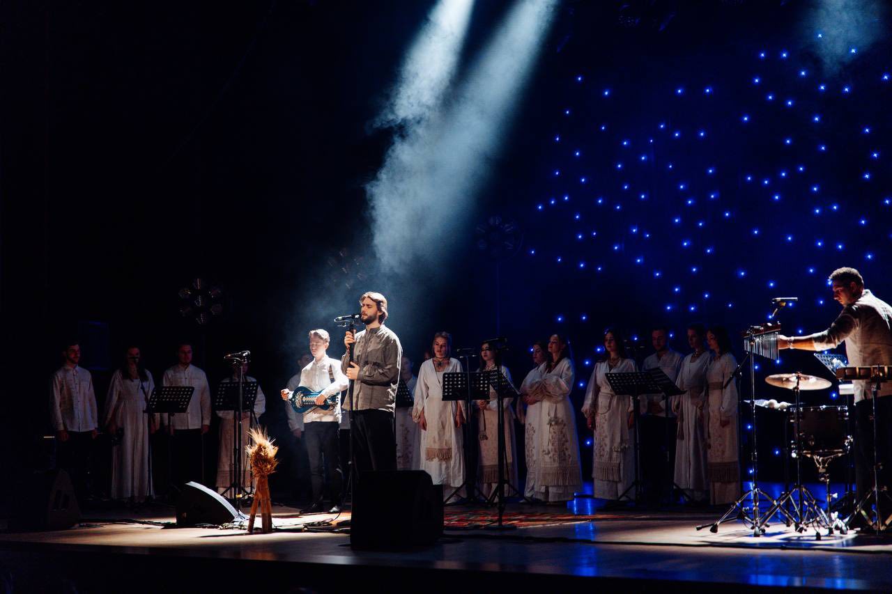 Хор "Гомін" виступає з різдвяною програмою