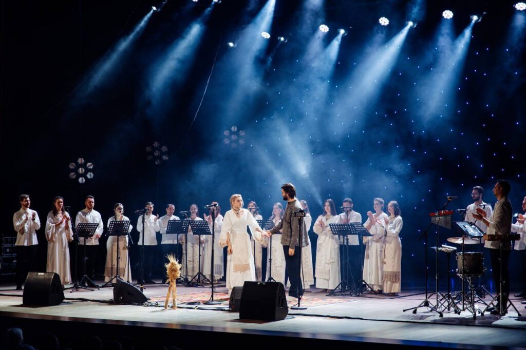 Вадим Яценко з дружиною Анастасією Яценко та хором "Гомін" виступають з різдвяною програмою