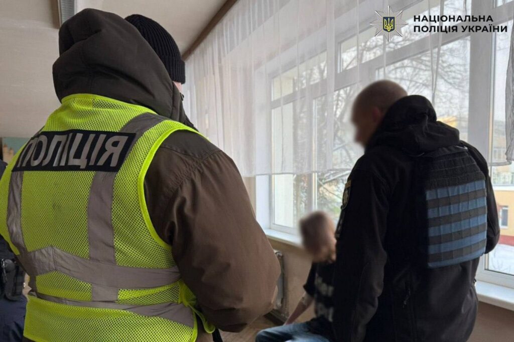 Нападник був у масці та касці: поліція розкрила нові подробиці різанини у школі №233