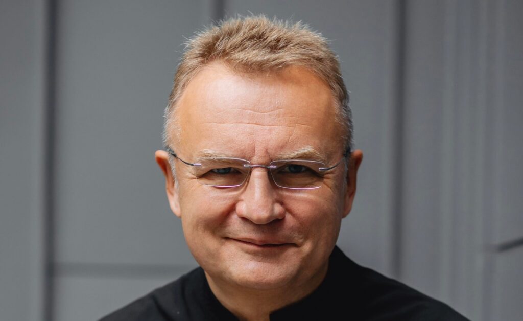 Очільник Львова двічі впав на вулиці через слизькі дороги