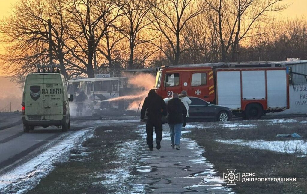 На Дніпропетровщині російський дрон влучив в службовий автобус — багато загиблих