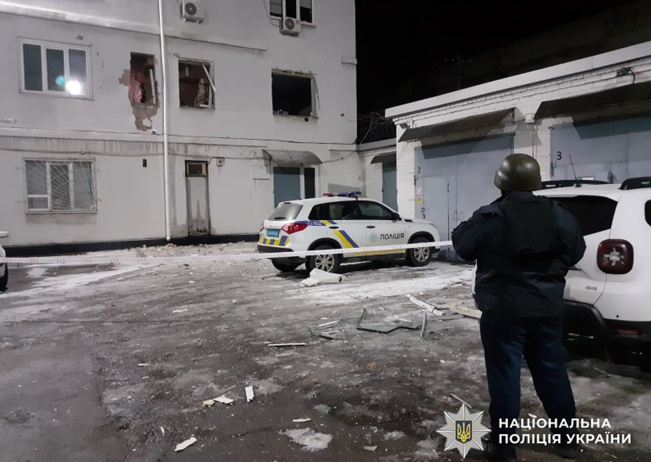 Фото з місця вибуху у будівлі поліції у Дніпрі ввечері 23 лютого 2026 року
