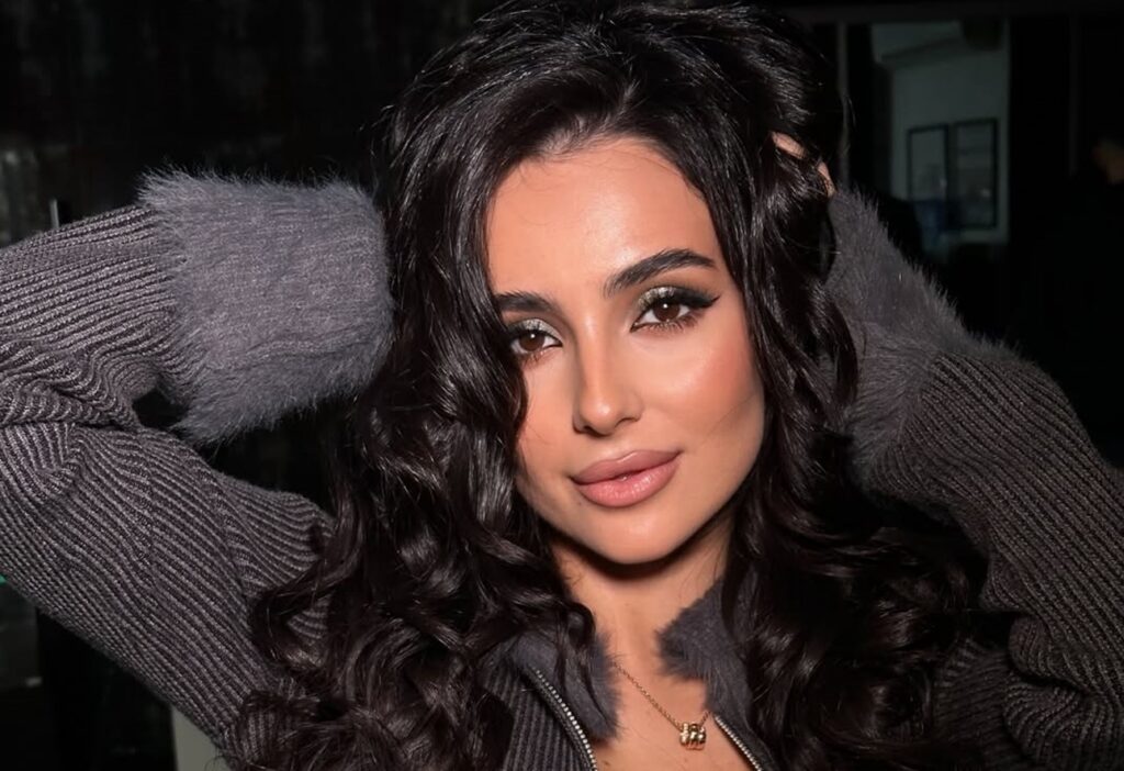 Поет-сатирик присвятив вірш Анні Трінчер з приводу інциденту зі змією