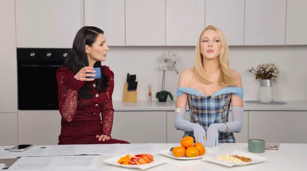 Оля Полякова на подкасті Маші Єфросиніної у наряді від Юлії Айсіної