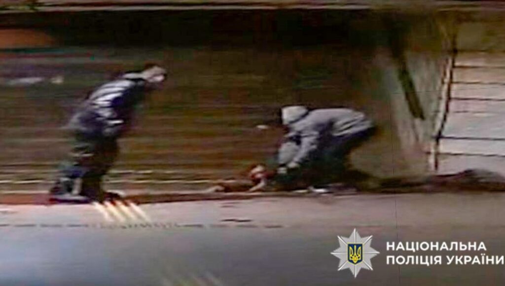 У центрі Києва біля метро “Театральна” сильно побили чоловіка