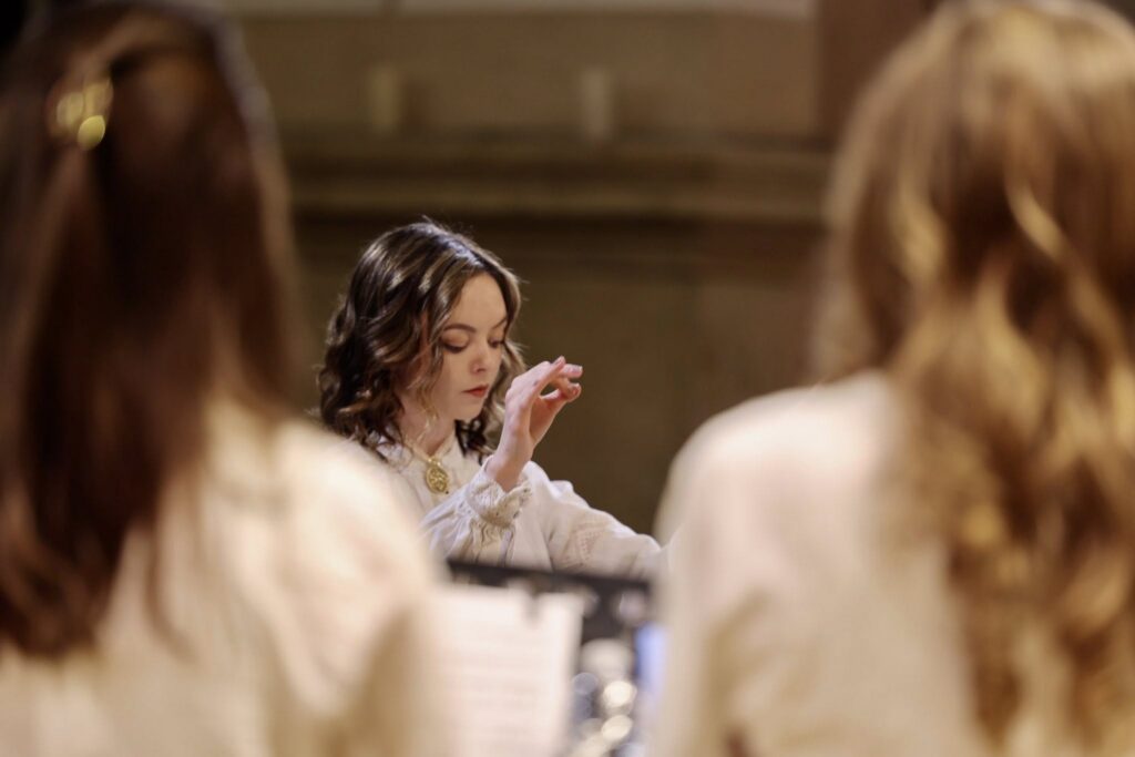 Інна Торбич диригує жіночою частиною хору "Гомін" 