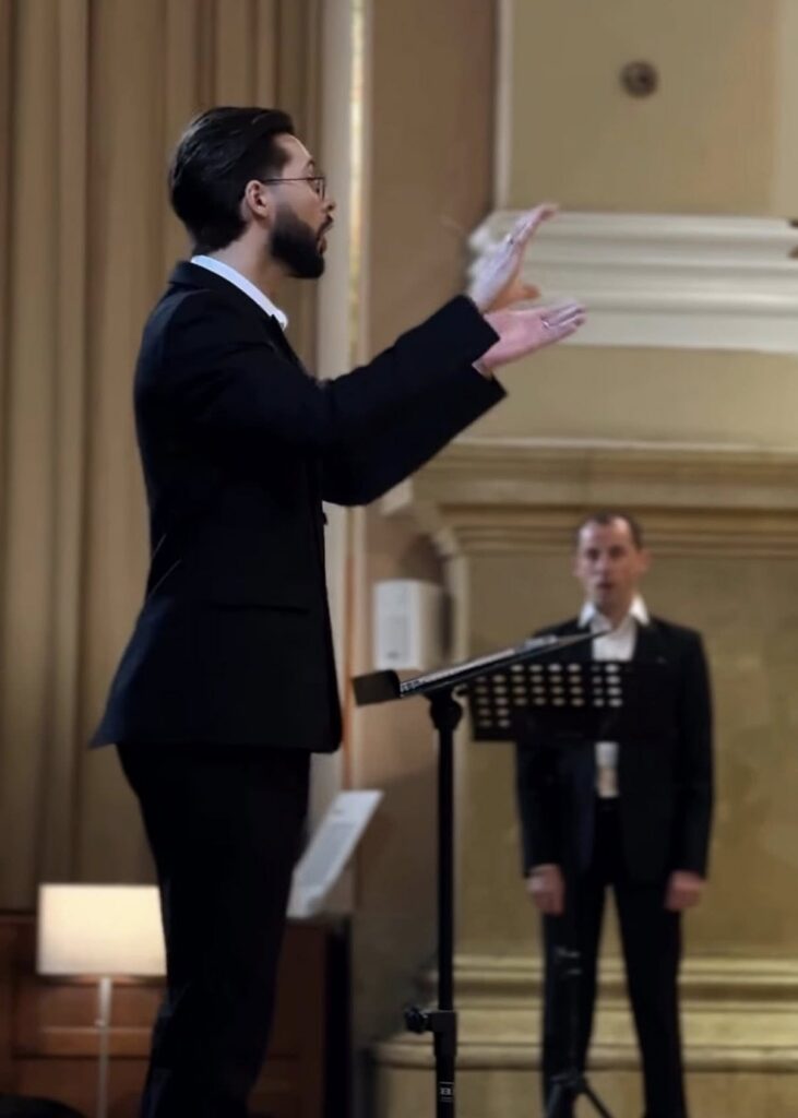 Тарас Солдан диригує чоловічою частиною хору "Гомін" 