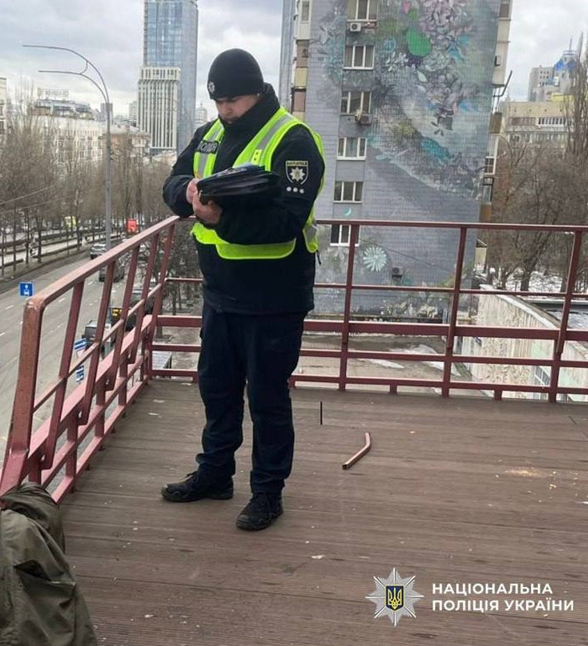 Фото з місця загибелі чоловіка на бульварі Лесі Українки в Києві
